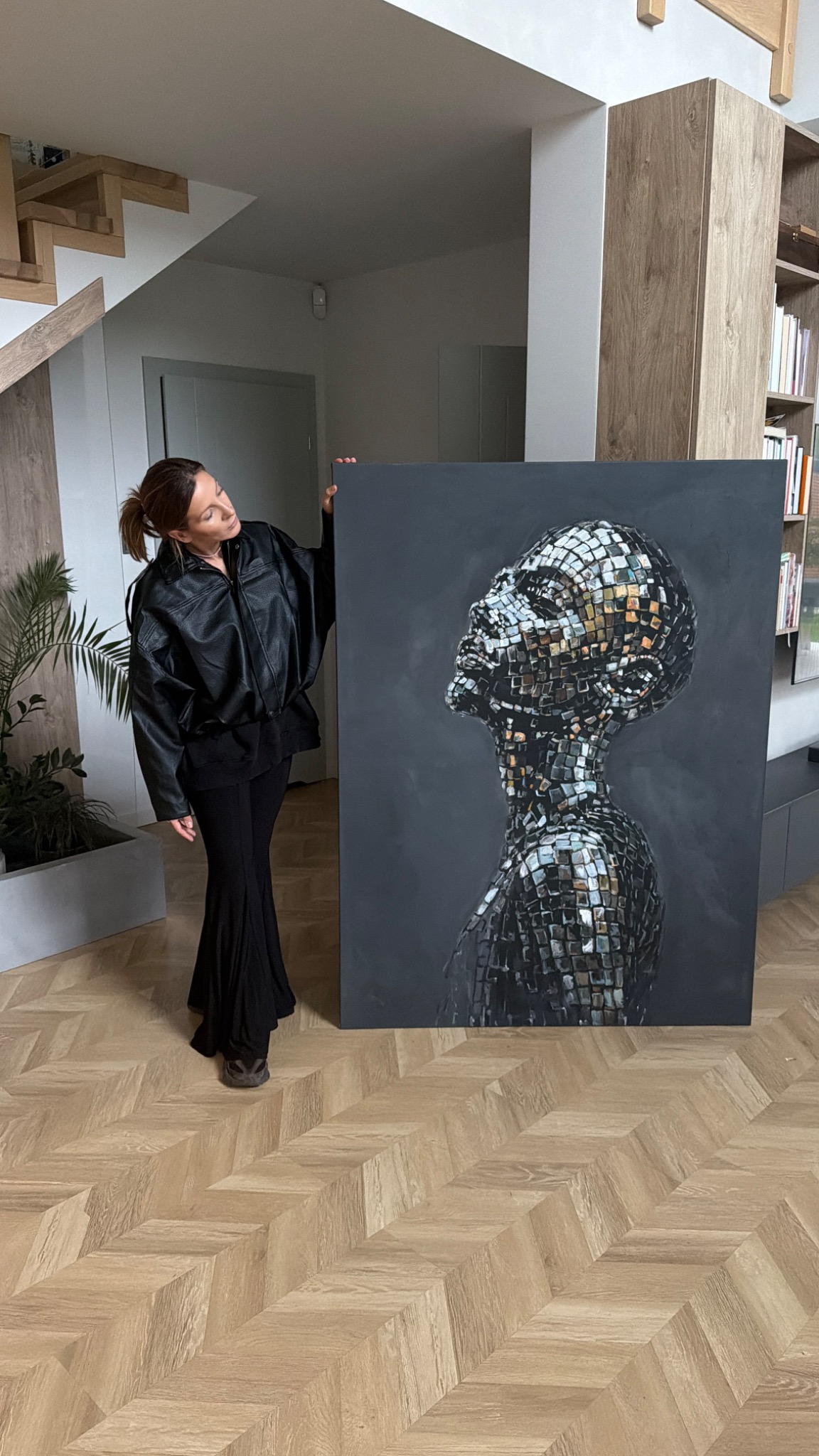 Portret Darii Bartoś z pracą z kolekcji RIELE
